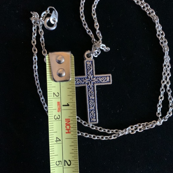 Ornate silver tone 1.5” cross on 20” chain - Picture 5 of 5
